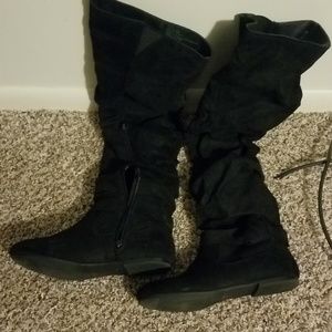 Flat boots